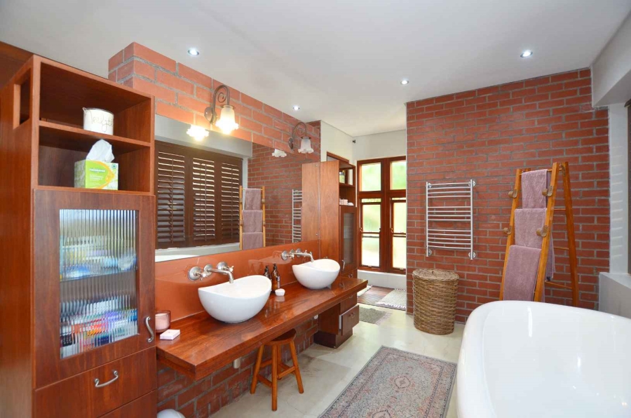 5 Bedroom Property for Sale in Kanonberg Western Cape